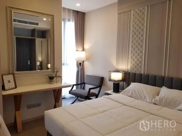 คอนโด ให้เช่าในWatthana, Bangkok - ห้องนอนสว่างพร้อมโต๊ะทำงาน เก้าอี้พักผ่อน และหน้าต่างบานใหญ่ โทนสีอบอุ่น