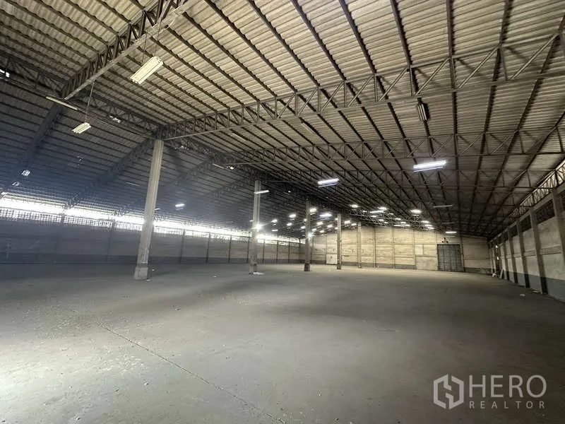 คลังสินค้า ให้เช่าในPak Kret, Nonthaburi - ภายในโกดังขนาดใหญ่ โครงหลังคาเหล็กสูง ไฟส่องสว่างอุตสาหกรรม
