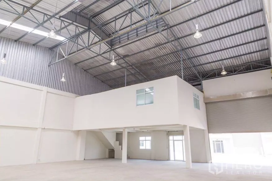 工厂 出租在Phra Samut Chedi, Samut Prakan - 仓库内带夹层办公室和大型卷帘装卸门