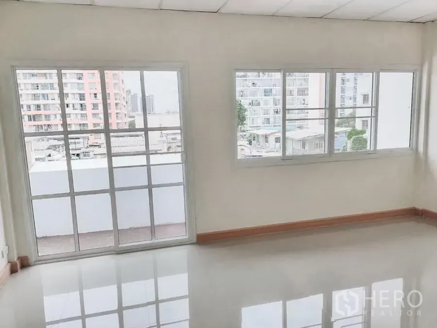 ทาวน์เฮาส์ ให้เช่าในChatuchak, Bangkok - ห้องโปร่งสว่างพร้อมหน้าต่างบานใหญ่ มองเห็นวิวเมืองจากทาวน์เฮาส์จตุจักร