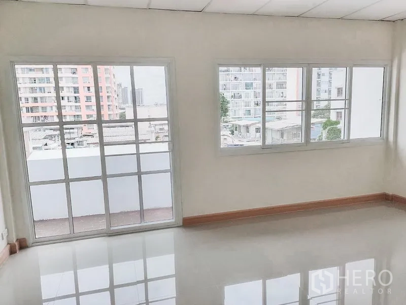 ทาวน์เฮาส์ ให้เช่าในChatuchak, Bangkok - ห้องโปร่งสว่างพร้อมหน้าต่างบานใหญ่ มองเห็นวิวเมืองจากทาวน์เฮาส์จตุจักร