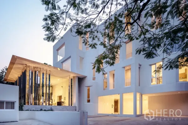 อพาร์ทเมนท์ ให้เช่าในKhlong Toei, Bangkok - อาคารอพาร์ตเมนต์สไตล์โมเดิร์น พร้อมล็อบบี้กระจกขนาดใหญ่ยามเย็น