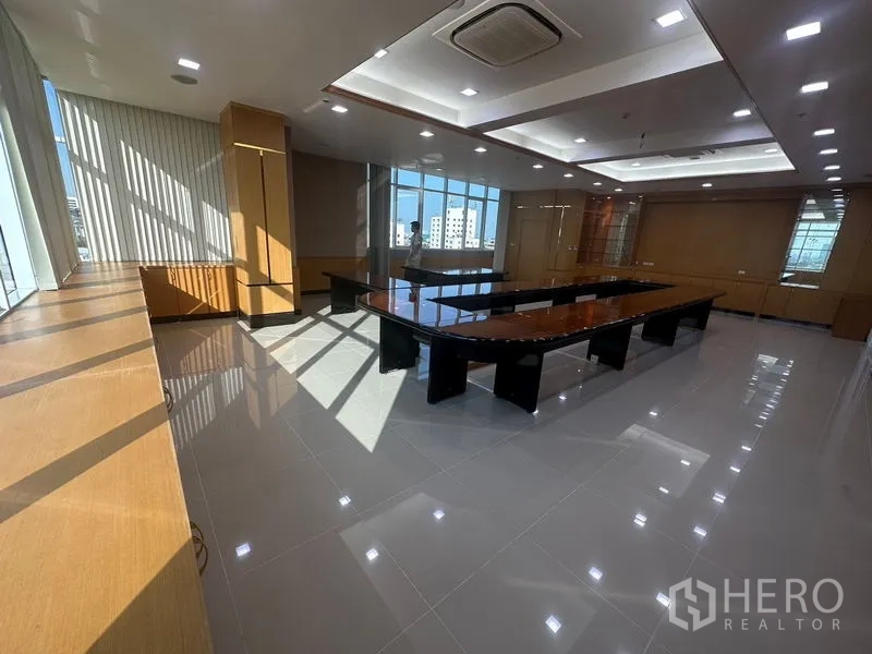 办公空间 出租在Suan Luang, Bangkok - 阳光充足的会议室，双长桌，远眺城市天际线。