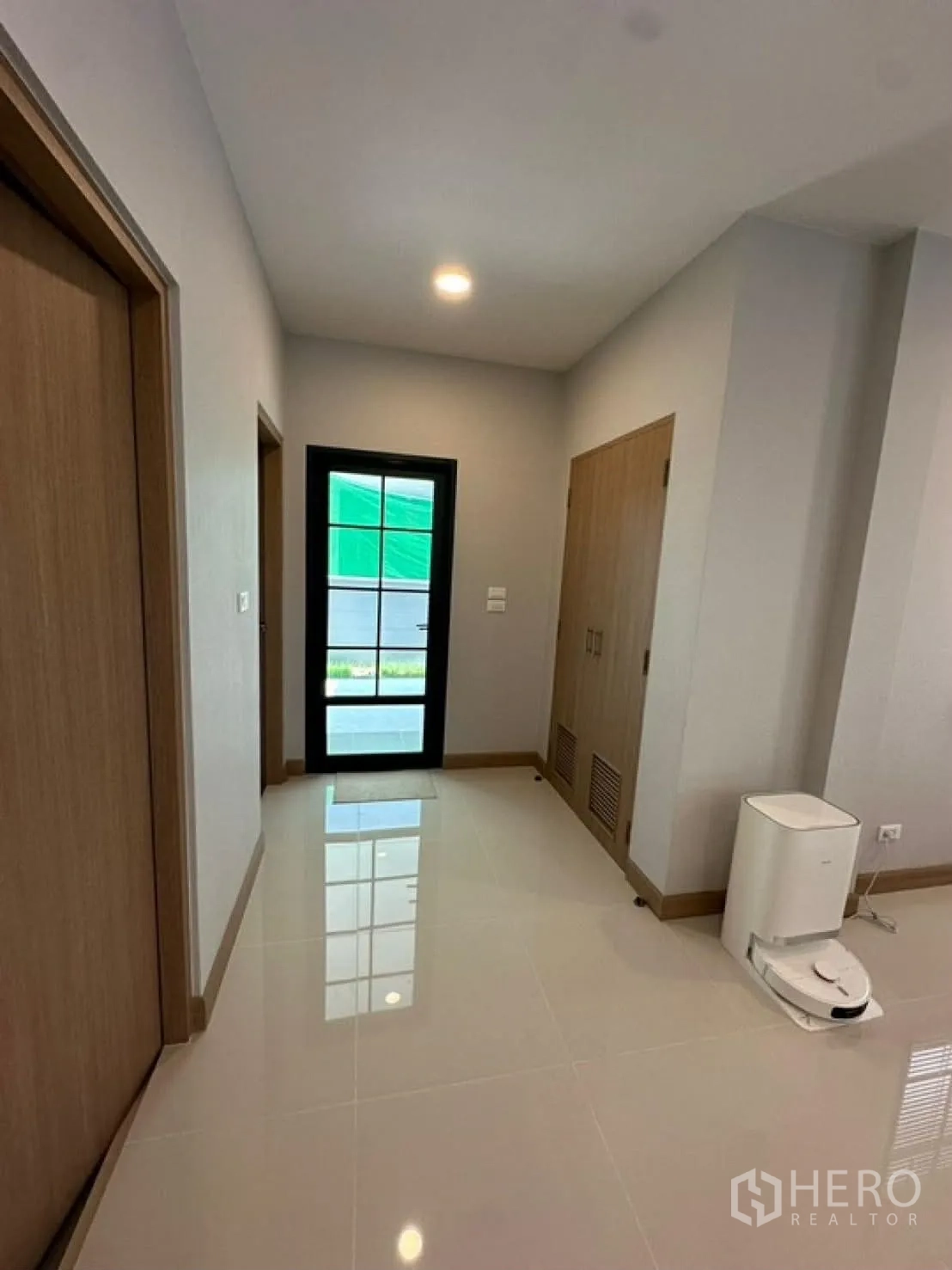 บ้านเดี่ยว for rent in Bang Phli, Samut Prakan - โถงชั้นล่างพื้นกระเบื้องเงา พร้อมตู้เก็บของ