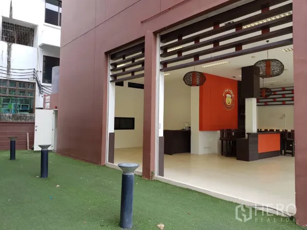 พื้นที่ขายปลีก ขายในPak Kret, Nonthaburi - ประตูทางเข้าด้านข้าง เปิดกว้างติดทางเดินหญ้าเทียม พร้อมเสาไฟสมัยใหม่