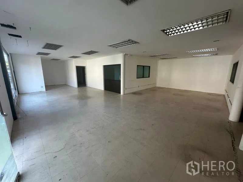 คลังสินค้า ให้เช่าในSaphan Sung, Bangkok - พื้นที่ชั้นล่างกว้างพร้อมผนังกั้นกระจกและพื้นกระเบื้อง เหมาะทำออฟฟิศหรือโชว์รูม