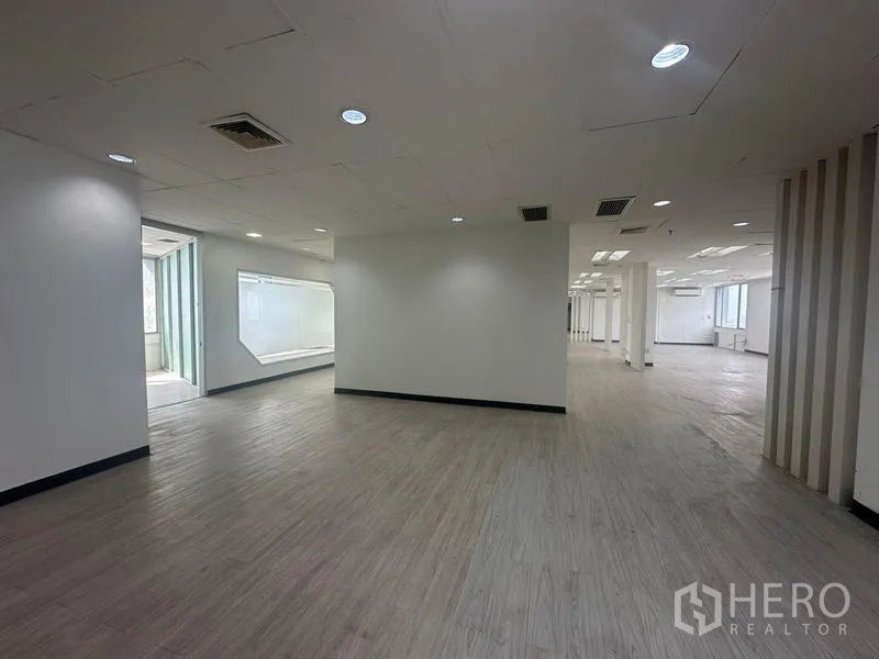 สำนักงาน ให้เช่า - เลย์เอาต์สำนักงานยืดหยุ่น มีคอลัมน์ ซี่กั้น และช่องกระจกภายใน