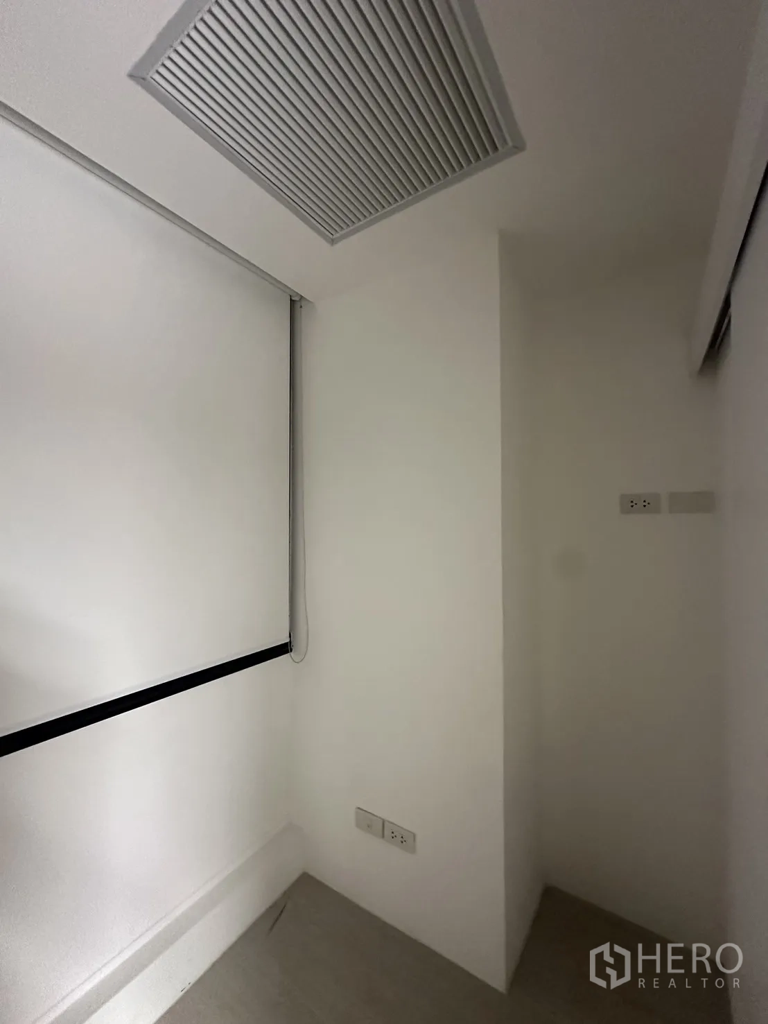Office Space for rent in Khlong Toei, Bangkok - Nook with ceiling air vent, power outlets and window blinds along the wall.