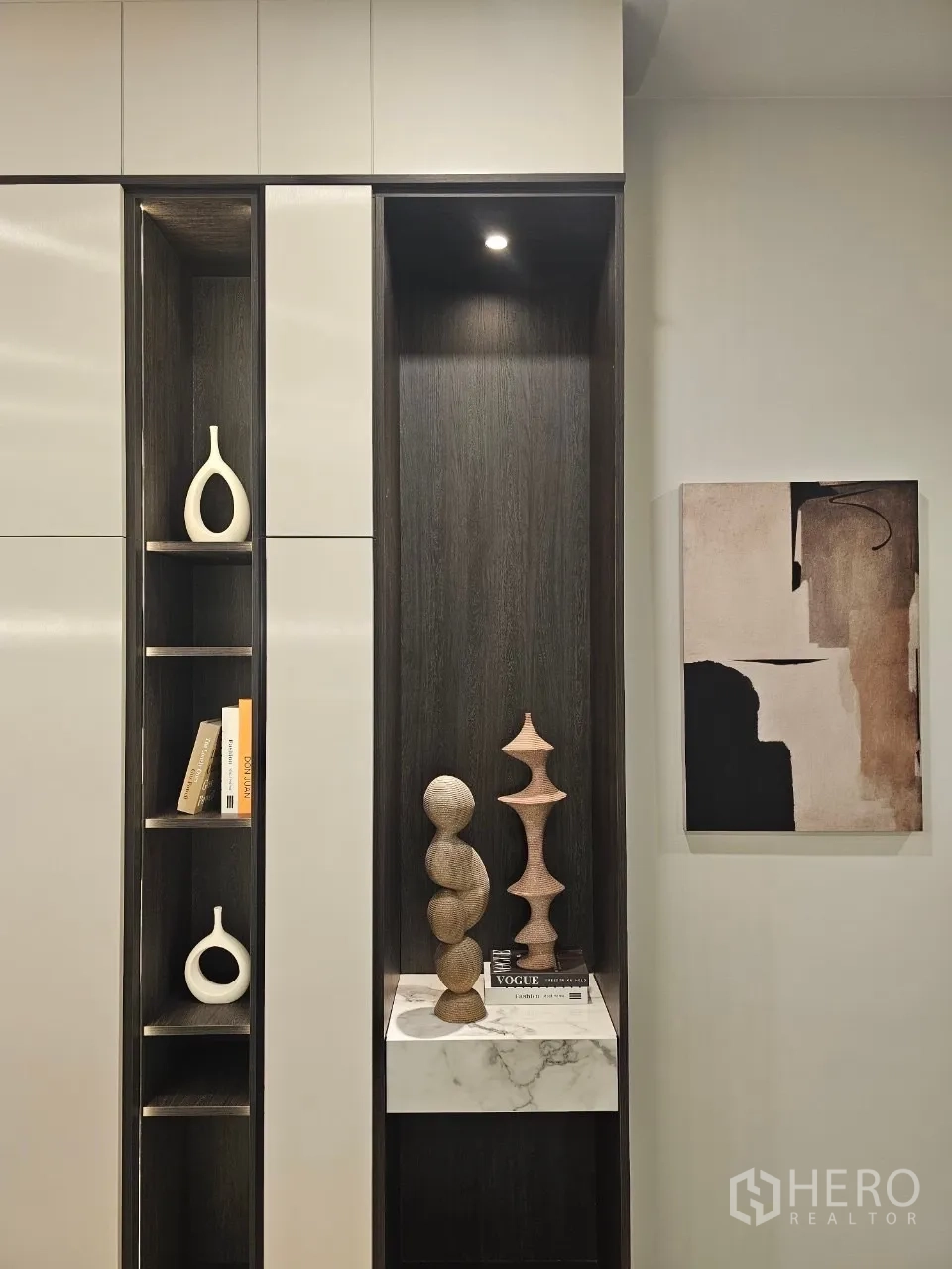 独立式住宅 出租在Saphan Sung, Bangkok - 定制柜体特写，深木色层架与装饰壁龛。