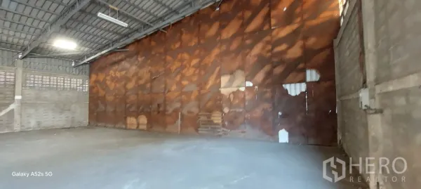 คลังสินค้า ให้เช่าในSathon, Bangkok - ภายในโกดังโถงโล่ง เพดานสูง พื้นคอนกรีต และผนังระบายอากาศ