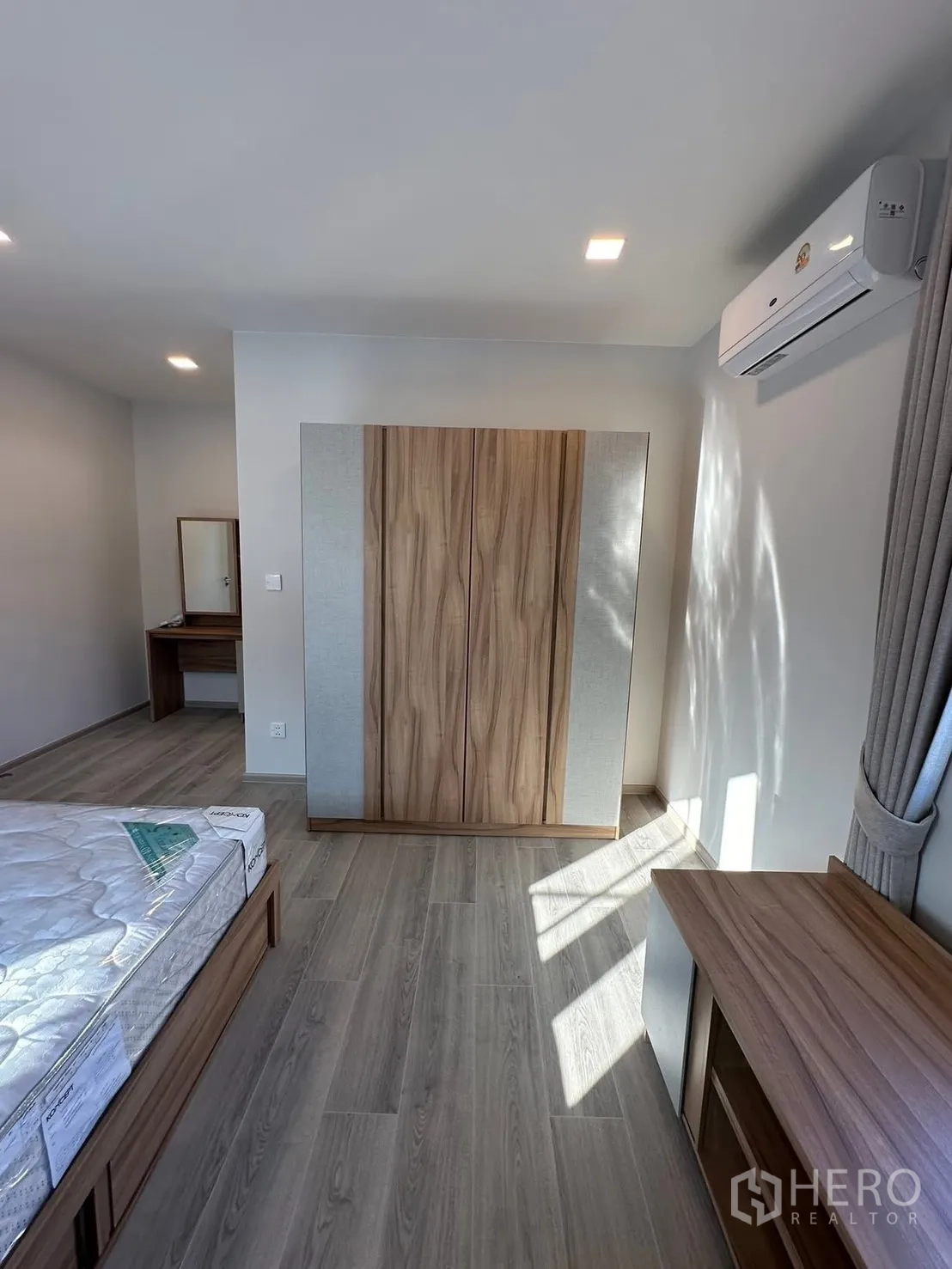 Detached House for rent in Bang Phli, Samut Prakan - Bedroom featuring wardrobe and wall-mounted air conditioner.