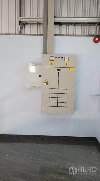 工厂 出租或出售在Phanat Nikhom, Chon Buri - 厂内墙面上的主配电柜与控制面板。