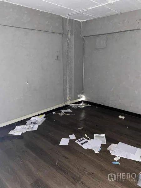 อาคารพาณิชย์ ให้เช่าในHuai Khwang, Bangkok - ห้องมุมว่าง โชว์ท่อเดินสายไฟ พื้นไม้มีเอกสารกระจัดกระจาย
