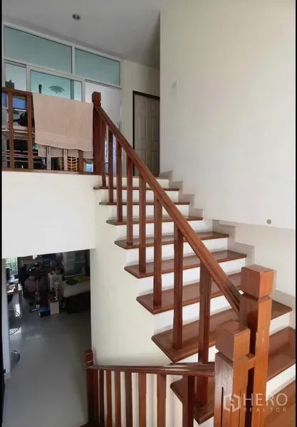 บ้าน ขายในBang Yai, Nonthaburi - บันไดไม้พร้อมชานพักเชื่อมต่อสองชั้นของบ้าน