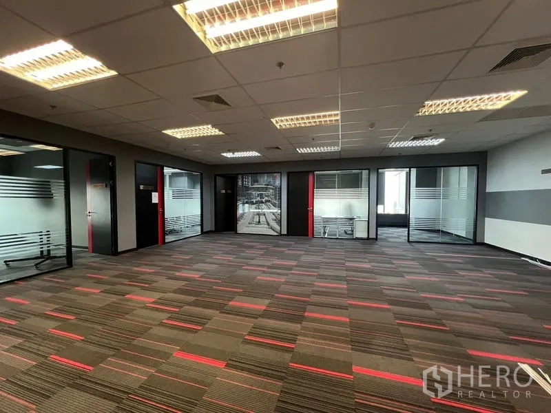 办公空间 出租在Huai Khwang, Bangkok - 宽阔办公室，天花灯光，周边多间玻璃办公室。