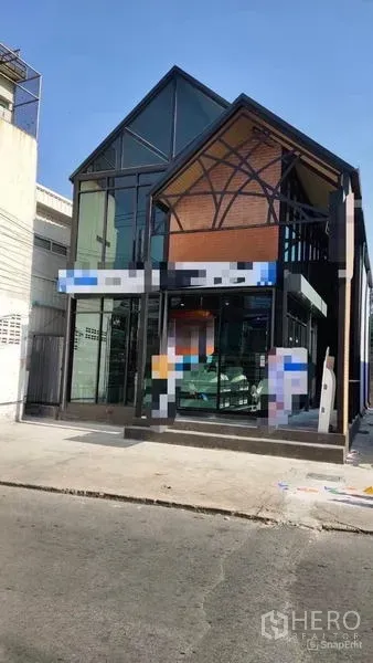 Shophouse for rent in Bang Kho Laem, Bangkok - Two-storey shophouse with modern glass facade and gabled roof in Bang Kho Laem.