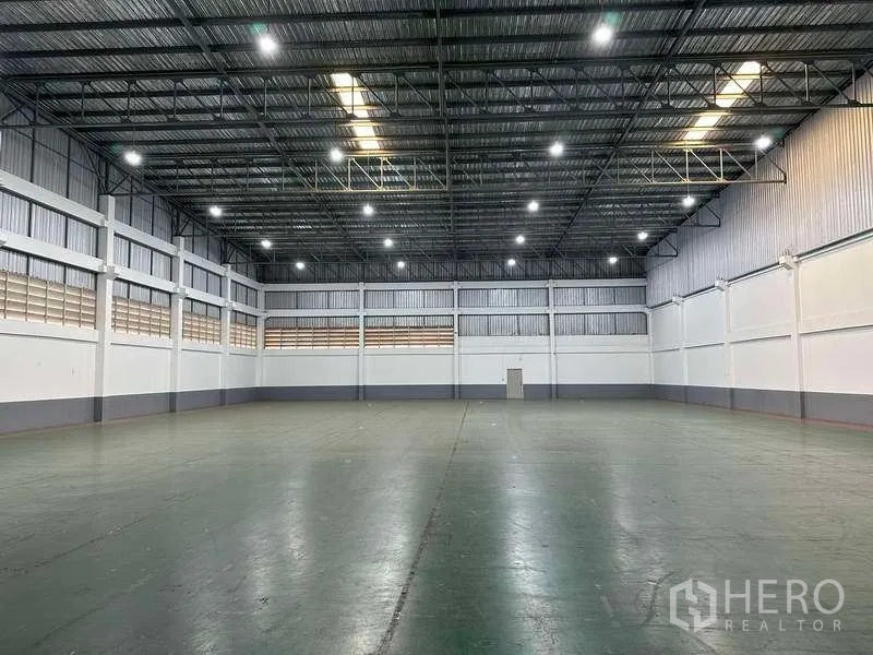 โรงงาน ให้เช่าหรือขายในBang Phli, Samut Prakan - ฮอลล์โกดังกว้าง ไฟไฮเบย์ ผนังเมทัลชีทฉนวน และพื้นเรียบ