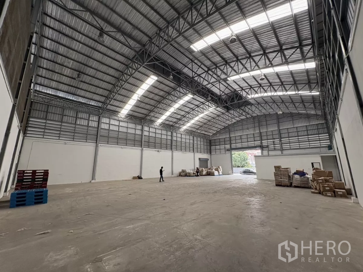Warehouse for rent in Bang Phli, Samut Prakan - Spacious warehouse interior with 10 m high arched roof, skylights and concrete floor.