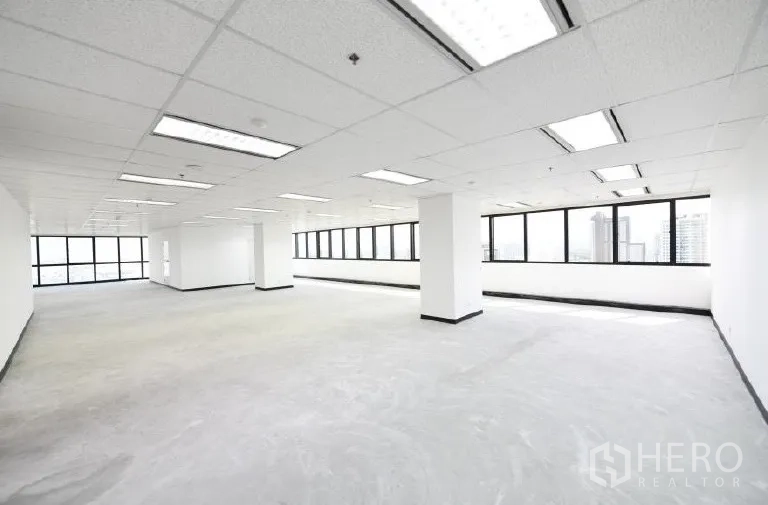 Office Space for rent in Huai Khwang, Bangkok - Large office floor plate with white columns and long window walls bringing in natural light.
