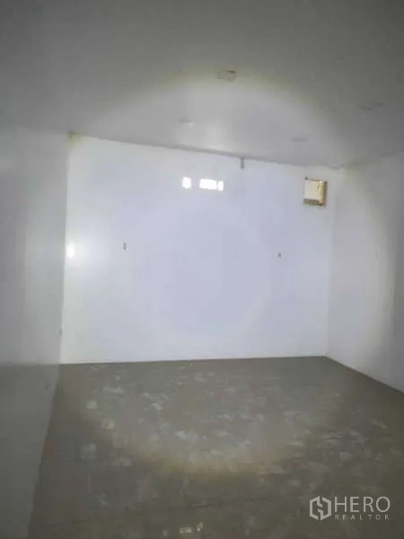 店屋 出售在Phra Khanong, Bangkok - 空白储物间，小通风窗与地砖。