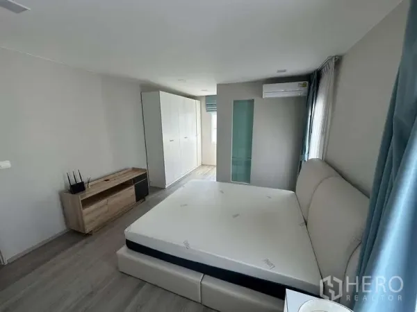 独立式住宅 出租在Prawet, Bangkok - 主卧宽敞，软包床、衣柜与空调。