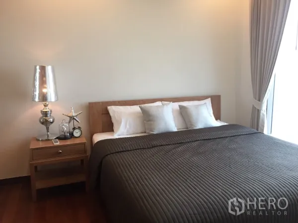 คอนโด ให้เช่าในKhlong Toei, Bangkok - ห้องนอนสงบ เตียงคู่ โต๊ะข้างเตียง และผ้าม่านสูงเต็มบาน