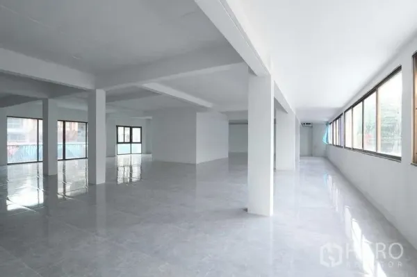 零售空间 出租在Pathum Wan, Bangkok - 开放式室内空间，结构柱与两侧大窗，白色天花明亮