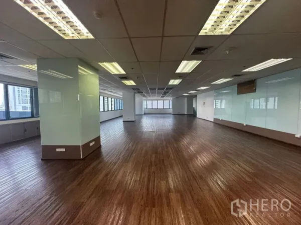 办公空间 出租在Bang Rak, Bangkok - 宽阔的大开间办公室，玻璃包柱与天花照明。