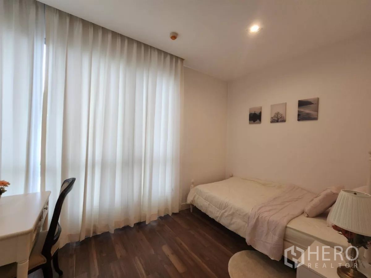 คอนโด ให้เช่าในPhra Khanong, Bangkok - ห้องนอนที่สองพร้อมโต๊ะทำงานริมหน้าต่างและเตียงเดี่ยว