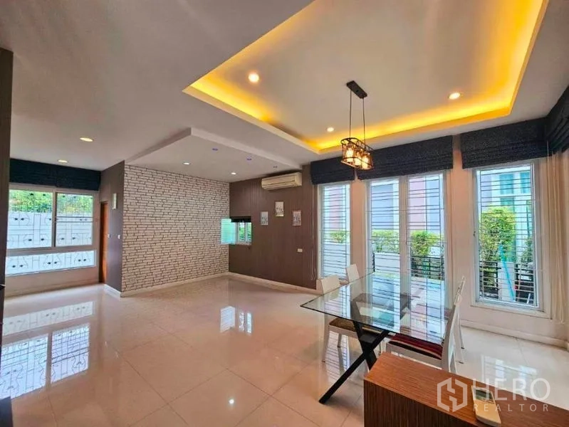 บ้าน ให้เช่าในChatuchak, Bangkok - พื้นที่รับประทานอาหารสว่าง มีไฟฝัง แอร์ และหน้าต่างสูงจดพื้น