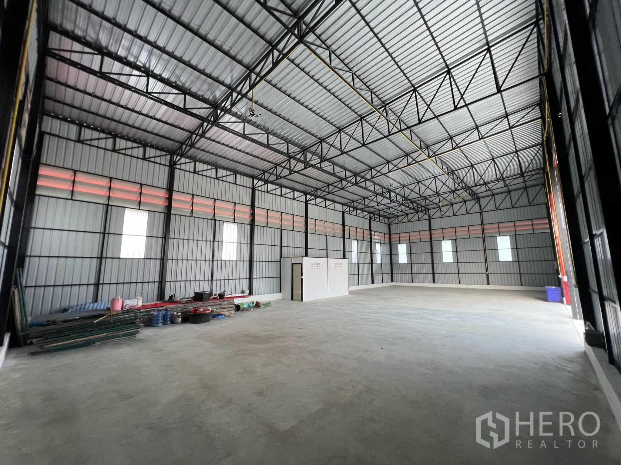 货栈 出租在Lam Luk Ka, Pathum Thani - 钢结构高挑仓库内景，混凝土地面与多扇窗，约270㎡可用面积。