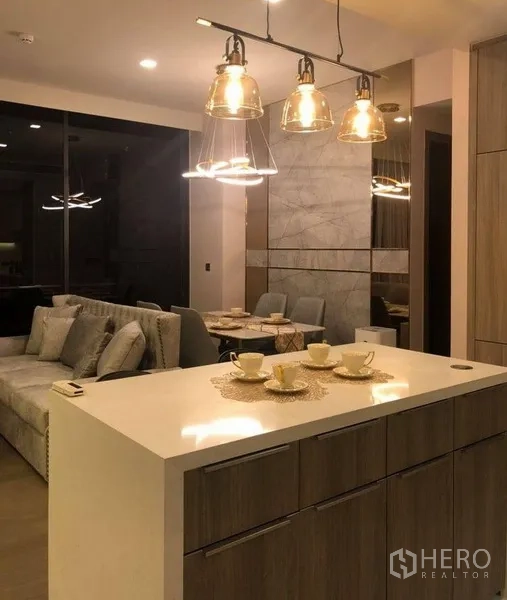 คอนโด ให้เช่าในWatthana, Bangkok - เกาะครัวพร้อมโคมไฟแขวน มองเห็นพื้นที่นั่งเล่นและรับประทานอาหาร