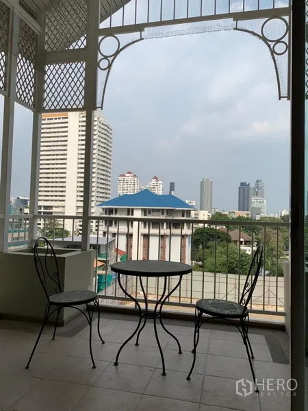 公寓 出租在Khlong Toei, Bangkok - 带顶阳台配小圆桌椅，可眺望城市天际线，临近澎蓬片区。