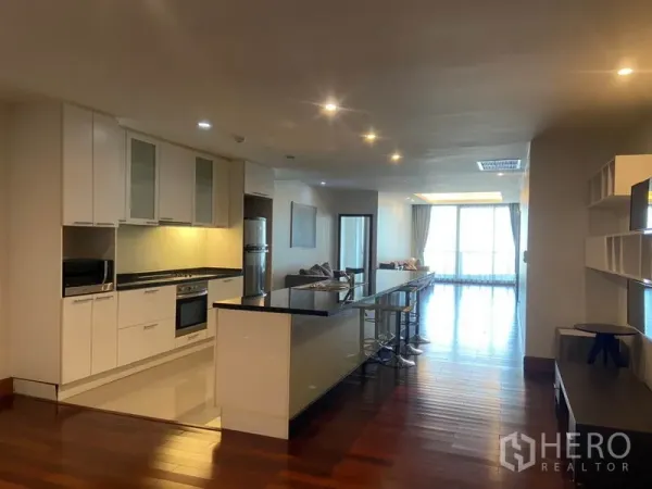 公寓 出租在Sathon, Bangkok - 开放式厨房，长吧台与全套家电，连接起居区。