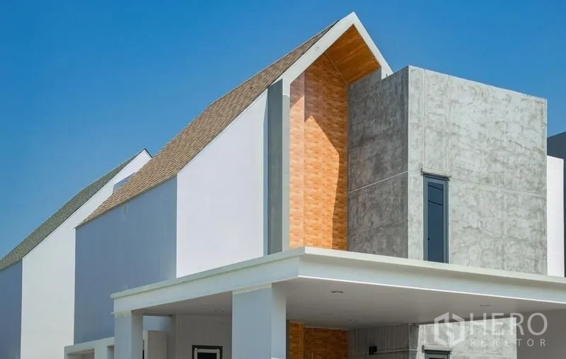 บ้าน ขายในLam Luk Ka, Pathum Thani - หลังคาจั่วมุมแหลมพร้อมผนังอิฐและผนังคอนกรีต