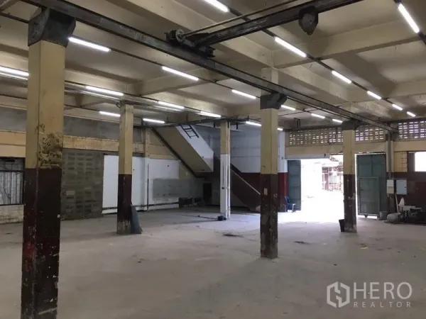 货栈 出租在Lak Si, Bangkok - 开阔仓库地面，多个作业区，带楼梯与宽大推拉门便于装卸。