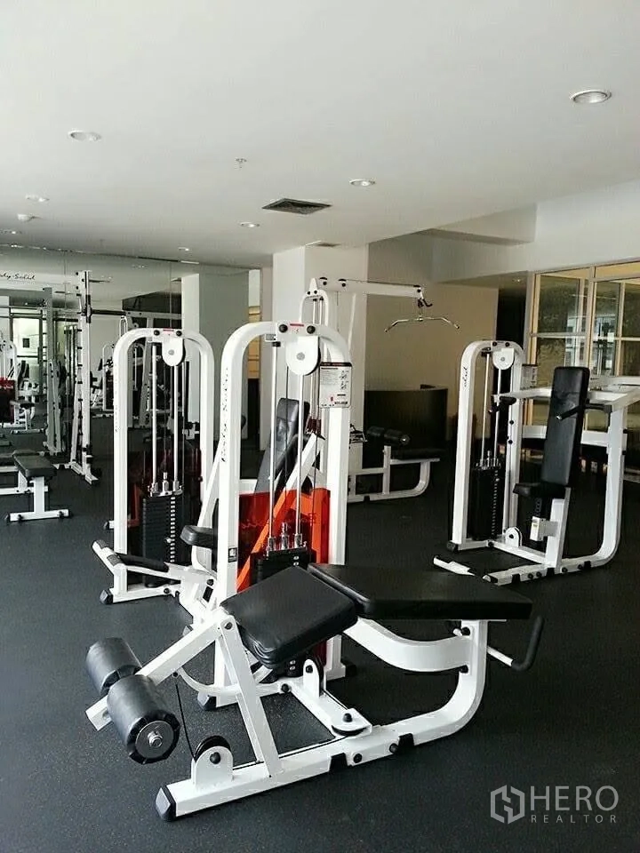 คอนโด ให้เช่าในKhlong Toei, Bangkok - ฟิตเนสพร้อมอุปกรณ์เวทและคาร์ดิโอครบ ในห้องสว่างโปร่ง.