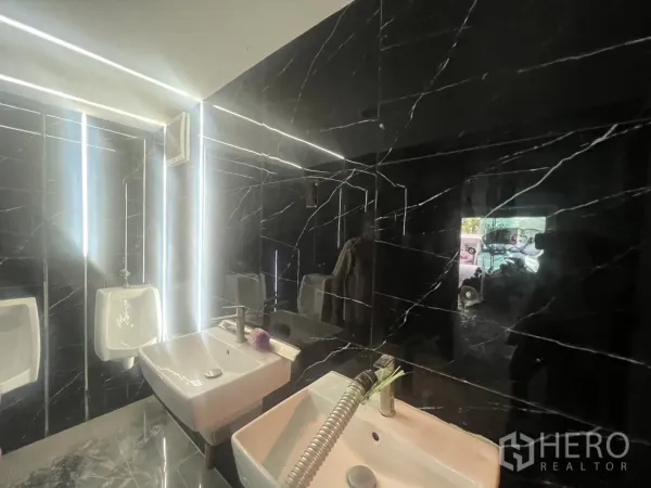 อาคารพาณิชย์ ให้เช่าในWatthana, Bangkok - ห้องน้ำผนังหินอ่อนสีดำ กระจกไฟ LED อ่างล้างหน้าและโถปัสสาวะ