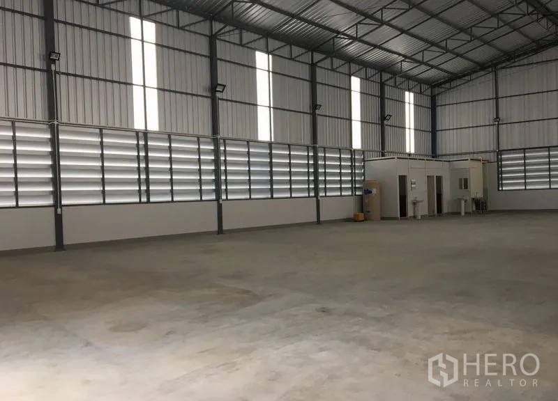 คลังสินค้า ให้เช่าในDin Daeng, Bangkok - พื้นโกดังโล่งกว้าง มีช่องลมบานเกล็ดรับแสงและระบายอากาศ
