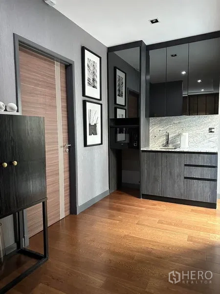 บ้าน ให้เช่าในPhra Khanong, Bangkok - ครัวแพนทรีบิลต์อิน โทนเข้ม เคาน์เตอร์หิน และพื้นไม้