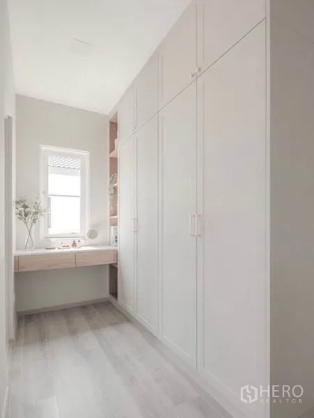 独立式住宅 出租在Prawet, Bangkok - 步入式衣帽间，满墙衣柜与梳妆台