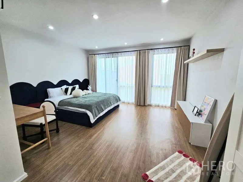 ทาวน์เฮาส์ ให้เช่าในSuan Luang, Bangkok - ห้องนอนขนาดใหญ่ เตียงคิง หน้าต่างยาว ชั้นลอย และโต๊ะทำงาน