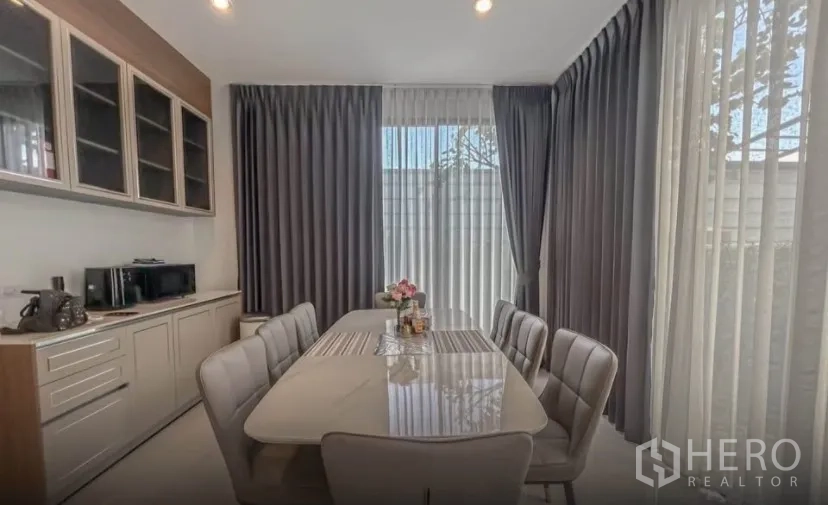 บ้านเดี่ยว for rent or sale in Lat Krabang, Bangkok - มุมรับประทานอาหารสว่าง โต๊ะ 6 ที่นั่ง ติดหน้าต่างสูง
