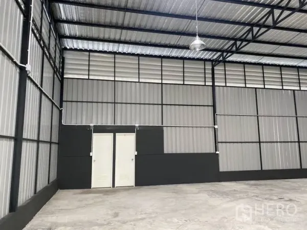 คลังสินค้า ให้เช่าในLat Phrao, Bangkok - ผนังภายในโกดังเพดานสูง มีประตูบริการสองบาน.
