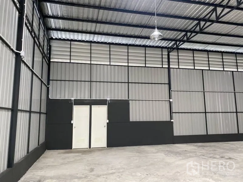 คลังสินค้า ให้เช่าในLat Phrao, Bangkok - ผนังภายในโกดังเพดานสูง มีประตูบริการสองบาน.