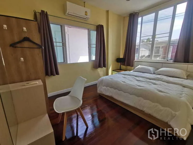 ทาวน์เฮาส์ ให้เช่าในChatuchak, Bangkok - ห้องนอนติดแอร์ เตียงคิงไซซ์ ตู้เสื้อผ้า และหน้าต่างมุมห้อง.