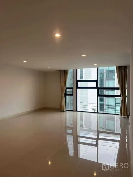 สำนักงานที่บ้าน ให้เช่าในBang Khen, Bangkok - ชั้นทำงานแบบเปิดโล่ง มีหน้าต่างมุมกว้าง แสงธรรมชาติส่องถึง