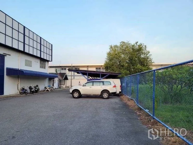 Warehouse for rent in Phra Khanong, Bangkok - On-site parking lot with carport and chain-link perimeter fence