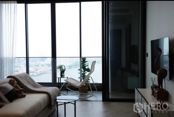 公寓 出租 - 客厅配全景玻璃与推拉门，直面河景。