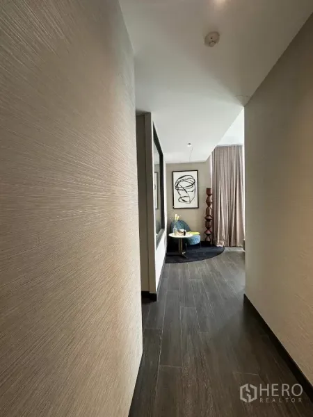 คอนโด ให้เช่าในBang Rak, Bangkok - ทางเดินพื้นไม้โทนเข้ม เปิดสู่มุมนั่งเล่นใกล้หน้าต่างบานใหญ่